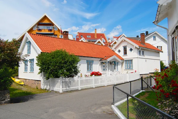 Buiten de traditionele Noorse huizen in Frogn, Noorwegen. — Stockfoto