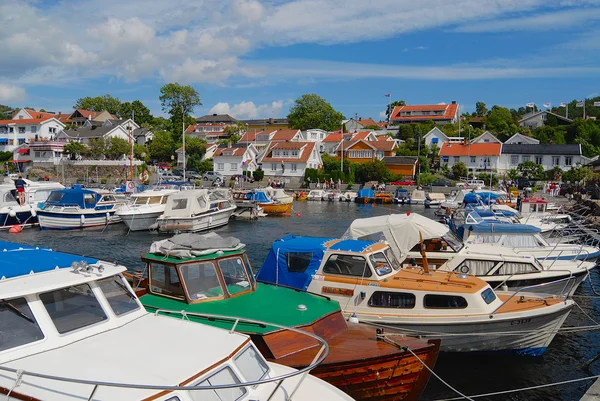 View to the boats tied at the harbor in Frogn, Norway. — Stockfoto
