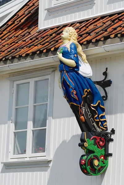 Exterior of the ship  figurehead attached to the facade of a house in Frogn, Norway. — Zdjęcie stockowe