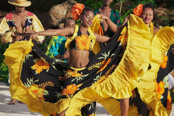 カラフルなドレスを着ている人を踊ります伝統的なクレオール セガ ヴィル Valio、モーリシャスの夕日. — ストック写真