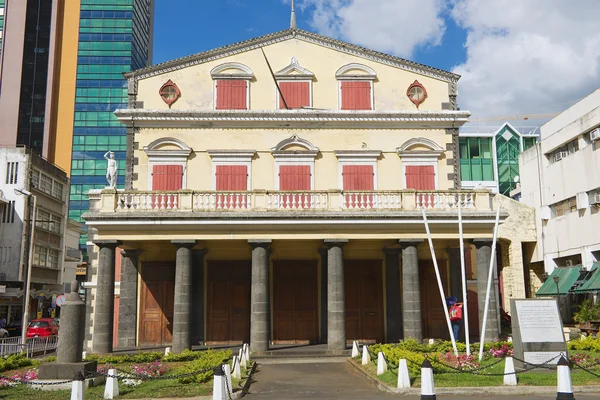 Außenansicht des alten Theatergebäudes in port louis, mauritius. — Stockfoto