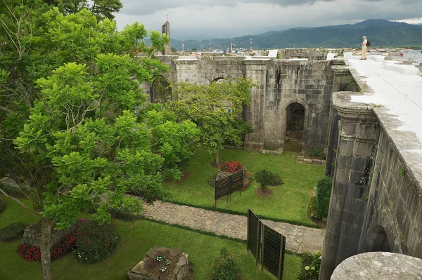 Toeristische geniet van het uitzicht naar de ruïnes van Santiago Apostol kathedraal in Cartago, Costa Rica. — Stockfoto