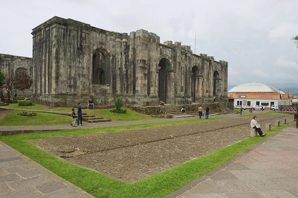 Människor passerar ruinerna av Santiago Apostol katedralen i Cartago, Costa Rica. — Stockfoto