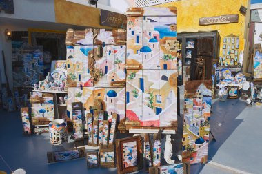 Oia, Yunanistan günbatımı Hediyelik eşya dükkanında dış.