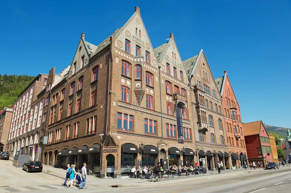 As pessoas caminham em Bryggen em Bergen, Noruega — Fotografia de Stock