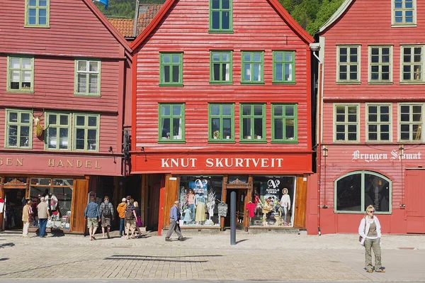 Ludzie chodzą w Bryggen w Bergen, Norwegia. — Zdjęcie stockowe