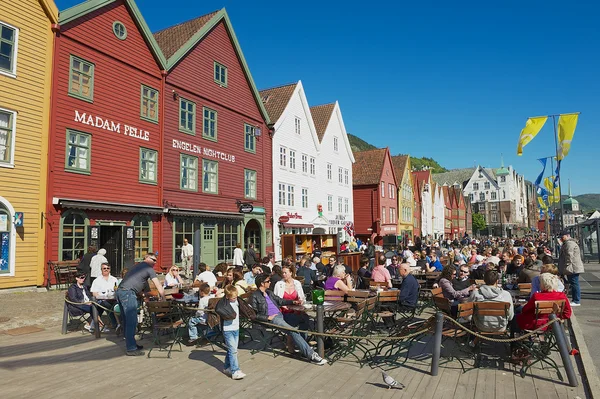 Emberek ebédelni utca éttermei Bruggen, Bergen, Norvégia — Stock Fotó