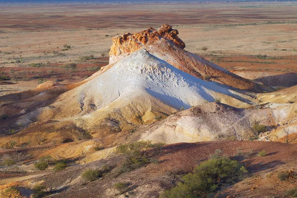 การก่อตัวที่เขตอนุรักษ์ Breakaways ที่พระอาทิตย์ตก Coober Pedy ออสเตรเลีย . — ภาพถ่ายสต็อก