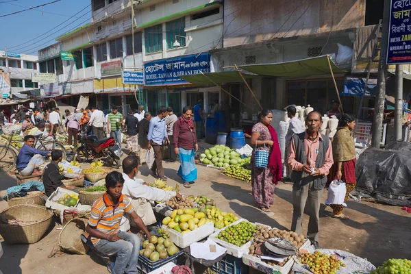 People walk by the local market in Bandarban, Bangladesh. — Stock Photo, Image