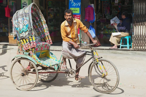 Ракшоу ждет пассажиров на улице Бандарбан, Бангладеш . — стоковое фото