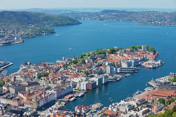 Vista a los edificios y puerto desde la colina Floyen en Bergen, Noruega . — Foto de Stock