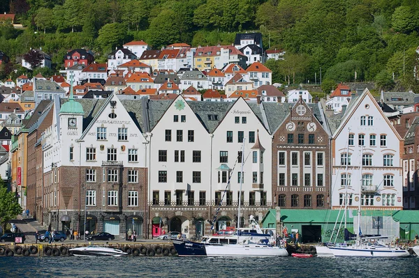 Vista para a área de Bryggen com edifícios residenciais ao fundo em Bergen, Noruega . — Fotografia de Stock