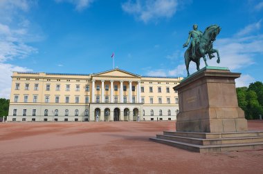 Kral Karl Johan heykeli, Oslo, Norveç için ön plan ile Kraliyet Sarayı için görüntüleyin.