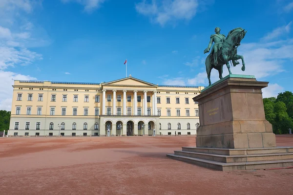 Vista al Palacio Real con la estatua del Rey Karl Johan en primer plano en Oslo, Noruega . —  Fotos de Stock