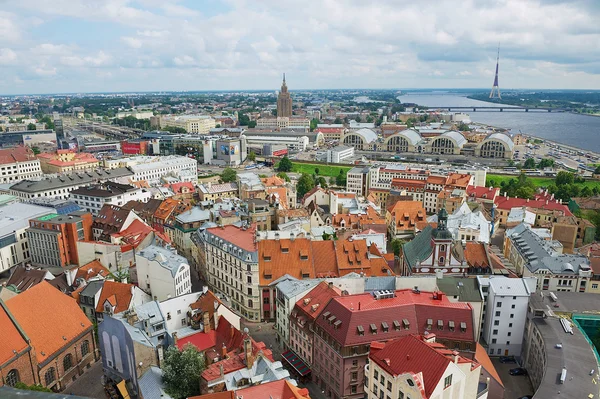 Vista a los edificios históricos de la ciudad de Riga, Letonia . — Foto de Stock