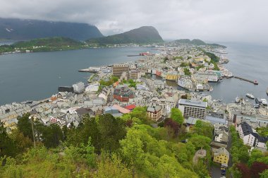 Alesund, Norveç'te bir bulutlu yaz gününde Alesund şehrine geniş açı Panoraması.