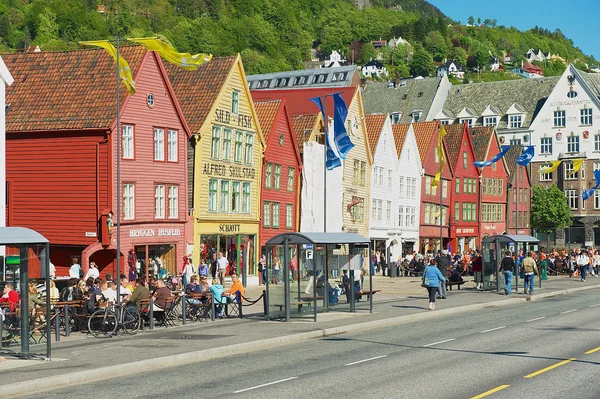 Ludzie chodzą przez Bryggen w Bergen, Norwegia. — Zdjęcie stockowe