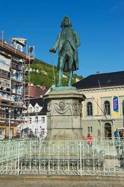 Exterior de la estatua al barón Ludvig Holberg en Bergen, Noruega . — Foto de Stock