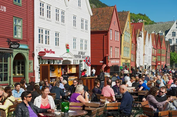 As pessoas almoçam em restaurantes de rua em Bruggen, Bergen, Noruega . — Fotografia de Stock