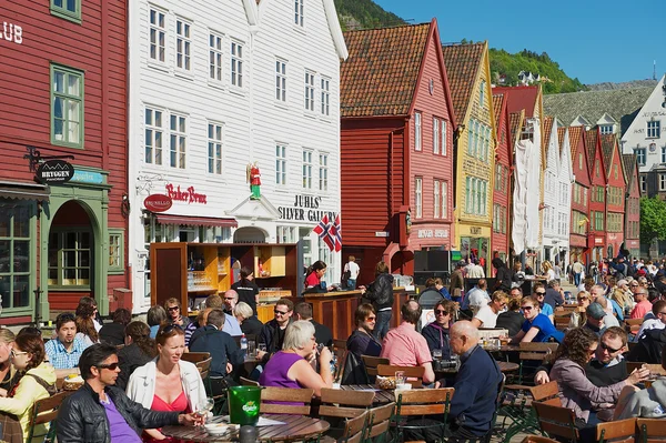 Mensen hebben lunch op straat restaurants op Bruggen in Bergen, Noorwegen. — Stockfoto