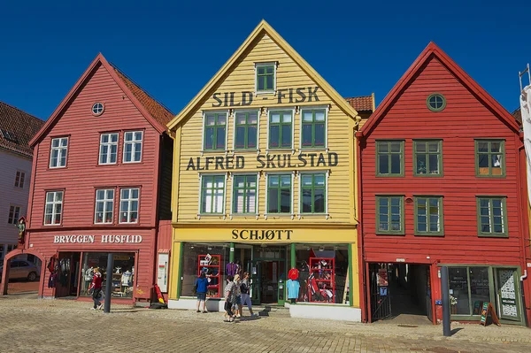 La gente cammina a Bryggen a Bergen, Norvegia . — Foto Stock