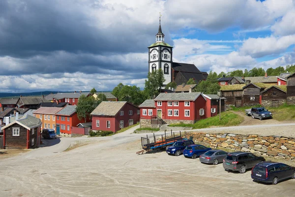 Blick auf die traditionellen Holzhäuser und den Kirchturm der Kupferminenstadt roros in roros, Norwegen. — Stockfoto