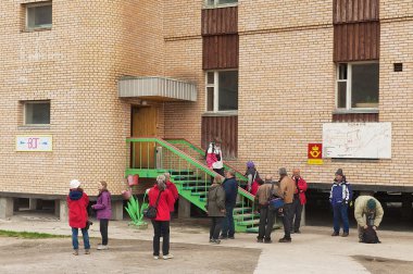 Hediyelik eşya dükkanı terk edilmiş Rus arctic yerleşim Pyramiden, Norveç, terk edilmiş binada turist ziyaret.