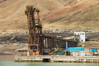 Terk edilmiş Rus arctic yerleşim Pyramiden, Norveç iskeleye görüntülemek.