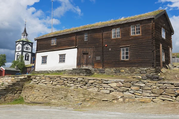 Geleneksel ahşap ev ve Roros, Norveç'te Roros bakır madenleri kasaba kilise çan kulesi için görüntüleyin. — Stok fotoğraf