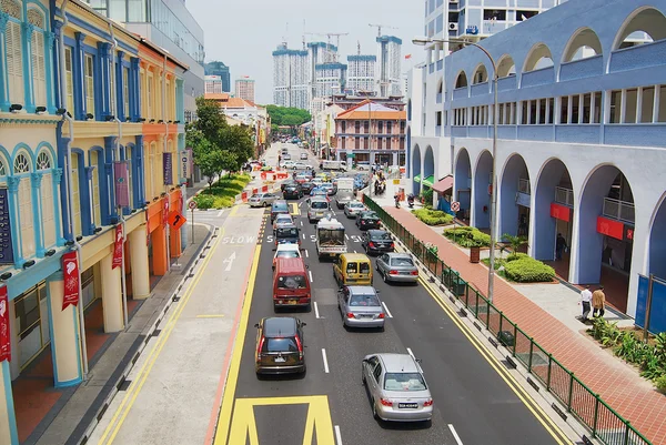 Δες στο πολύχρωμο δρόμο με αυτοκίνητα στους παρακείμενους δρόμους στη Σιγκαπούρη, Σιγκαπούρη. — Φωτογραφία Αρχείου
