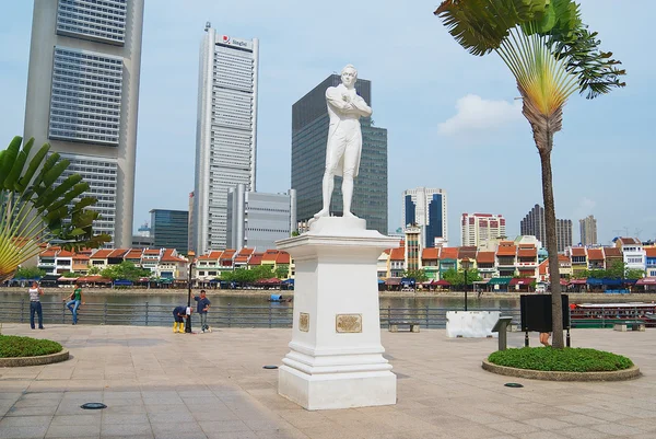 Exteriér Sir Thomas Stamford Bingley Raffles socha s moderní budovy v pozadí v Singapuru, Singapur. — Stock fotografie