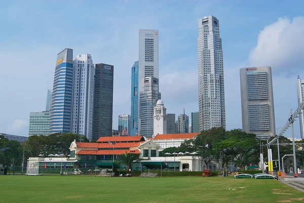 Exteriér koloniální budovy a moderní architektura v Singapuru, Singapur. — Stock fotografie