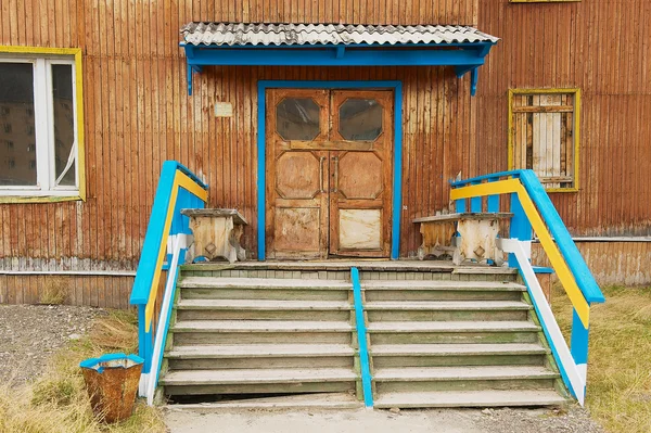 Dış ıssız bina girişinde terk edilmiş Rus arctic yerleşim Pyramiden, Norveç. — Stok fotoğraf