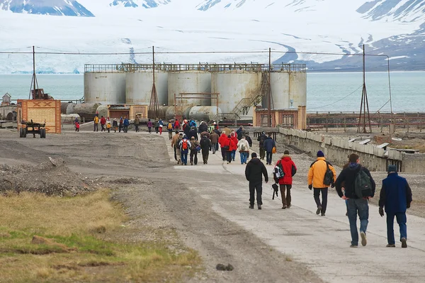 Туристи відвідують кинутих російське арктичних поселення Pyramiden, Норвегія. — стокове фото