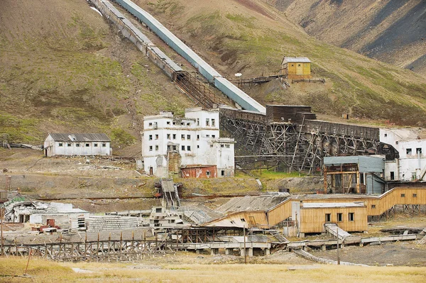 View to the ruined coal mine in the abandoned Russian arctic settlement Pyramiden, Norway. — Stock Photo, Image