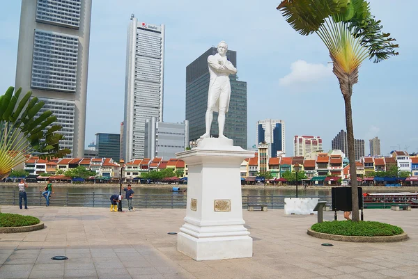 外部的与现代建筑在新加坡，新加坡背景的爵士 Thomas 彬莱佛士雕像. 图库图片