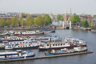 Tarihsel görünümüne bina ve teknelerle Amsterdam, Hollanda kanal.