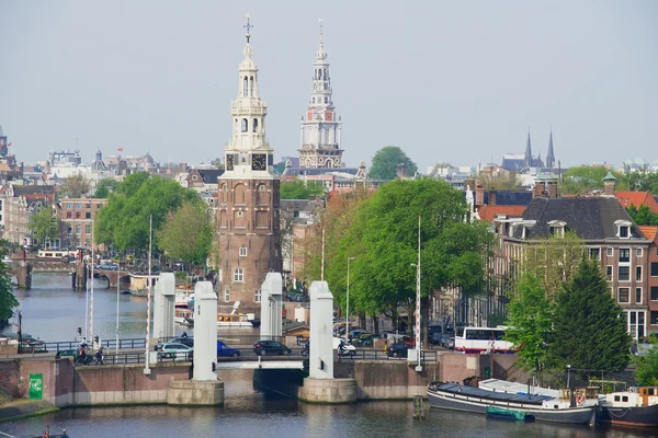 Pohled na historické budovy Amsterdam, Nizozemsko. — Stock fotografie