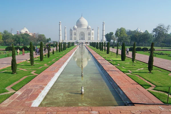 Lidé prohlédnout mauzoleum Tádž Mahal v sunrise v Agra, Indie. — Stock fotografie