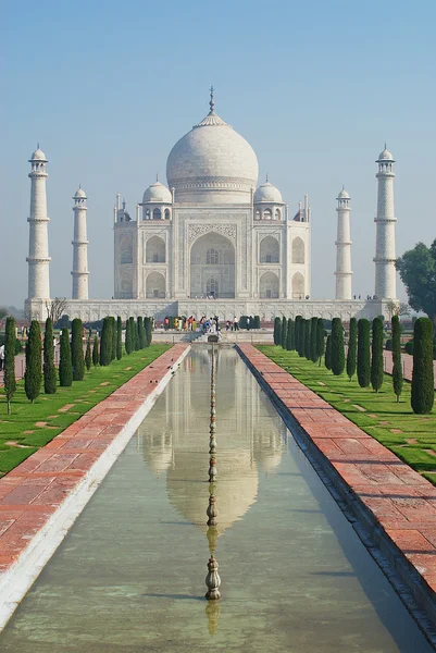 La gente explora el mausoleo Taj Mahal al amanecer en Agra, India . — Foto de Stock
