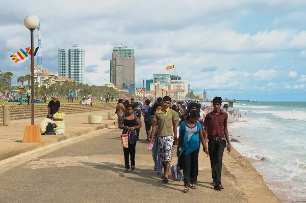 People walk by the seaside in Colombo, Sri Lanka. — Stock Photo, Image