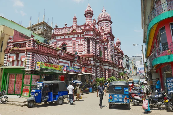 People walk by the street with colonial architecture building at the background in downtown Colombo, Sri Lanka. — Stock Photo, Image