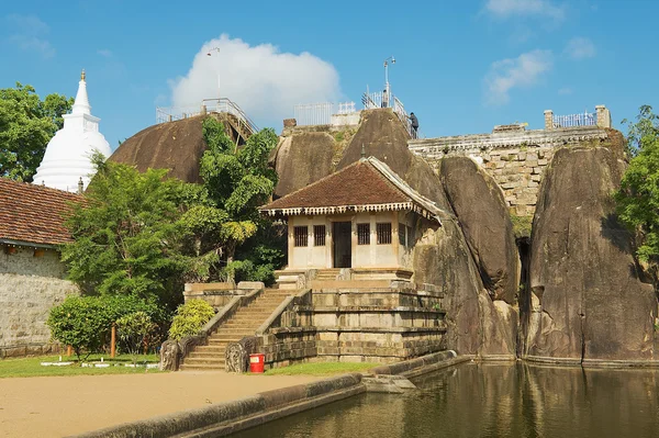 Extérieur du temple rocheux d'Isurumuniya à Anuradhapura, Sri Lanka . — Photo