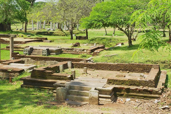 Вид на руины Священного города в Анурадхапуре, Шри-Ланка . — стоковое фото