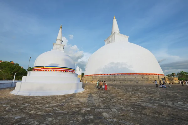 Außenseite der ruwanwelisaya Stupa in anuradhapura, sri lanka. — Stockfoto