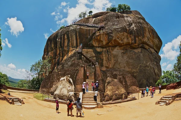 Turistas escalan fortaleza de roca de León Sigiriya en Sigiriya, Sri Lanka . — Foto de Stock