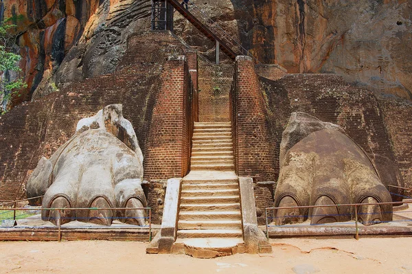 Exterior de la entrada a la fortaleza rocosa Sigiriya Lion en Sigiriya, Sri Lanka . —  Fotos de Stock