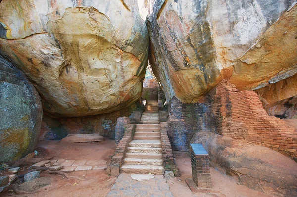 Escalera entre dos rocas gigantes en la entrada de la fortaleza rocosa Sigiriya en Sigiriya, Sri Lanka . —  Fotos de Stock