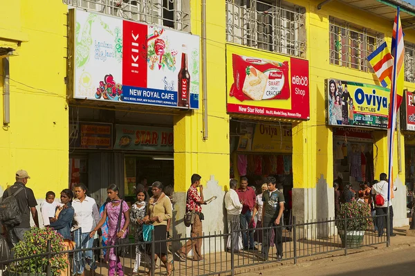 People walk by the shopping street in Nuwara Eliya, Sri Lanka. — Stock Photo, Image