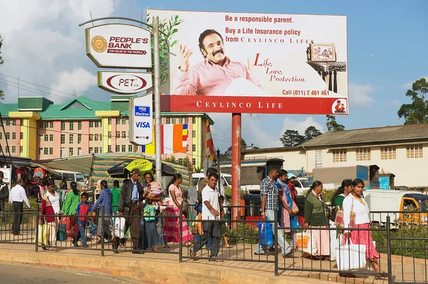 People walk by the street in Nuwara Eliya, Sri Lanka. — Stock Photo, Image